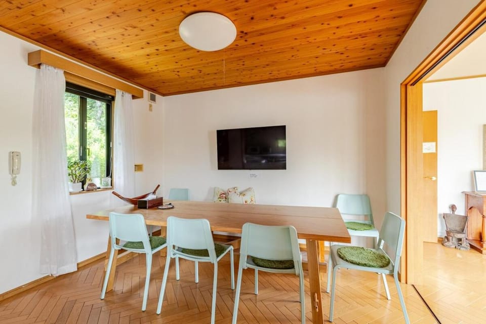 TV and multimedia, Seating area, Dining area