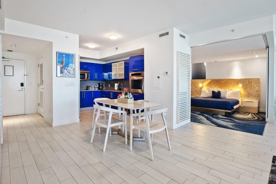 Kitchen or kitchenette, Dining area, oven