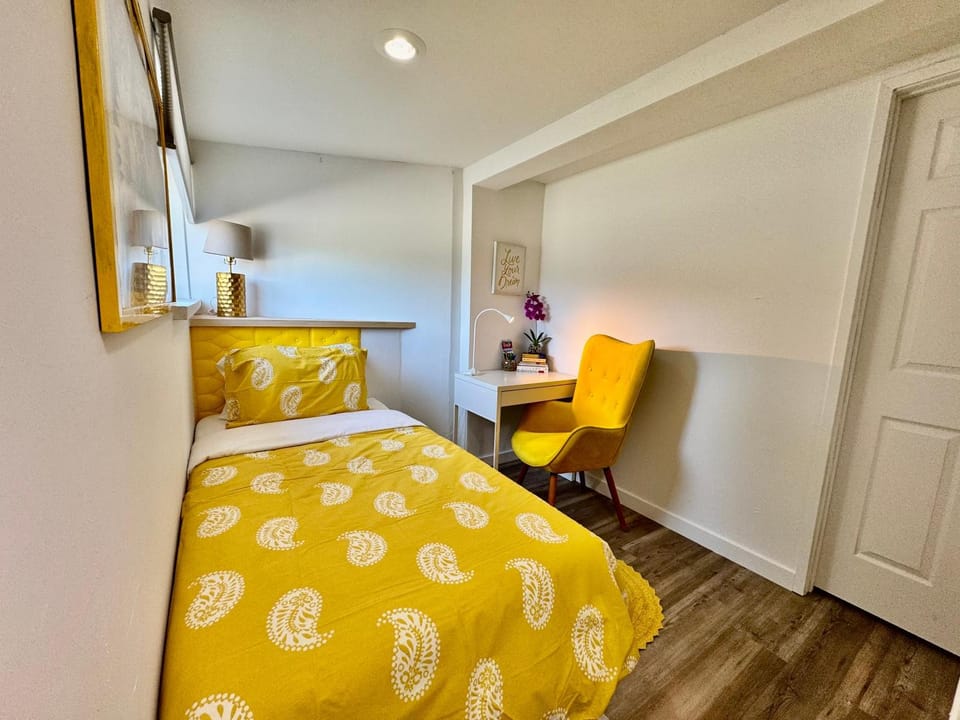 Bed, Photo of the whole room, Seating area, Bedroom