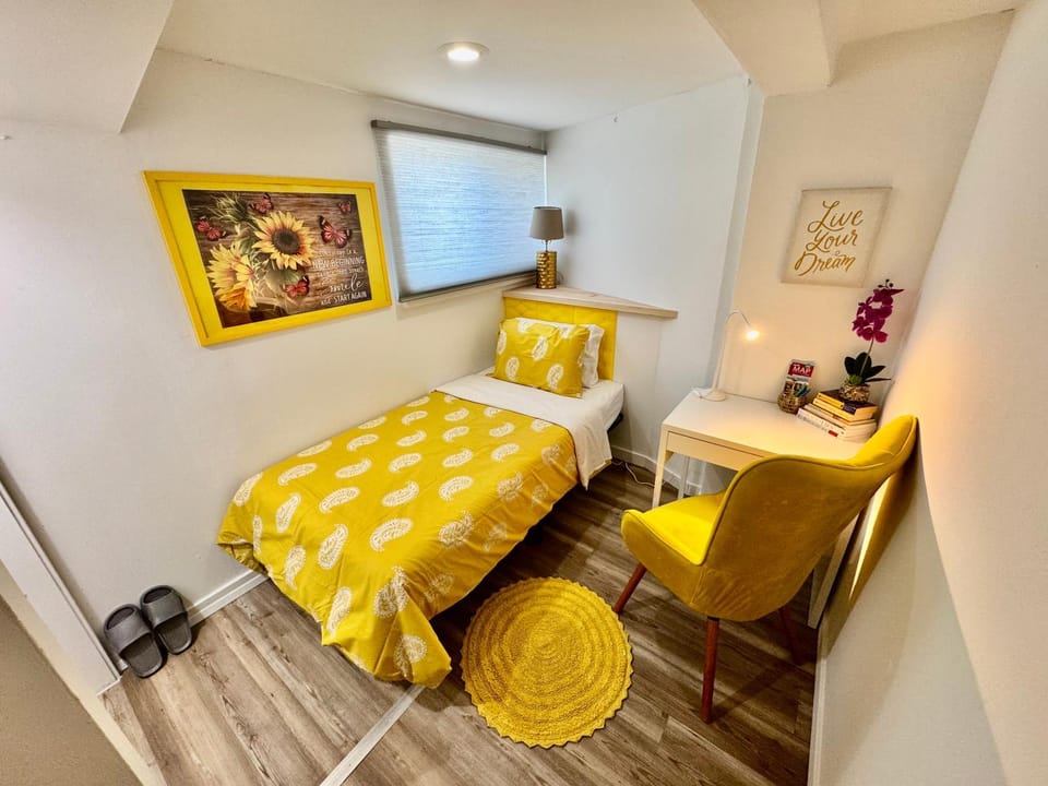 Bed, Photo of the whole room, Seating area, Bedroom