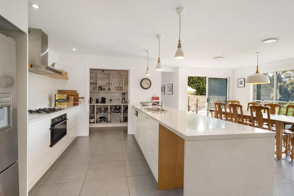 Kitchen or kitchenette, Dining area, dishwasher, stove