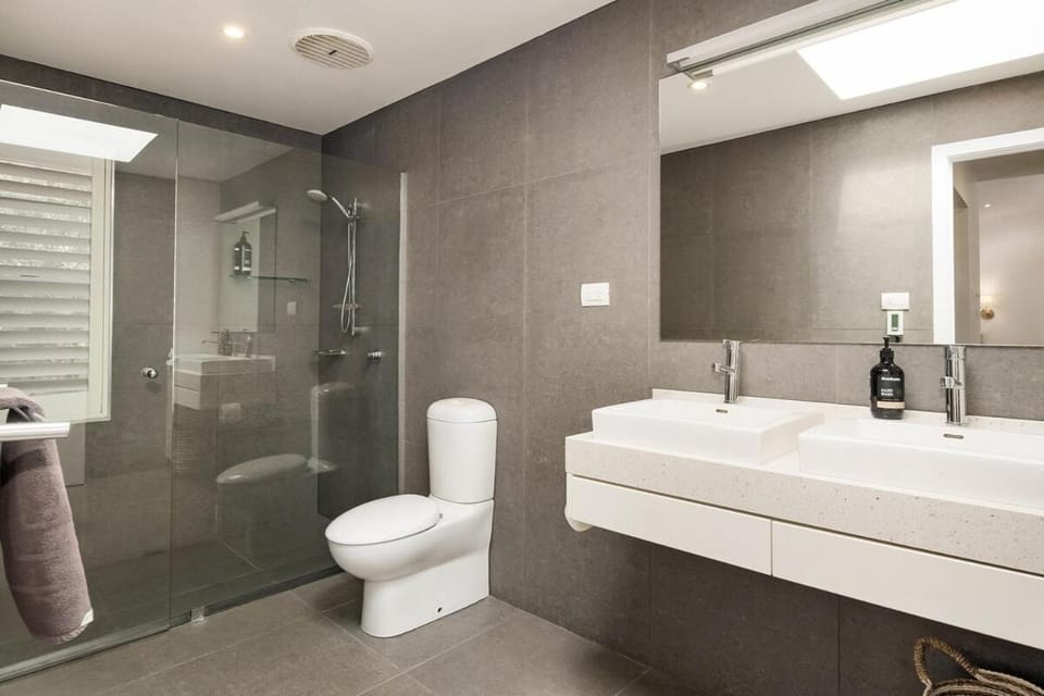 Shower, Toilet