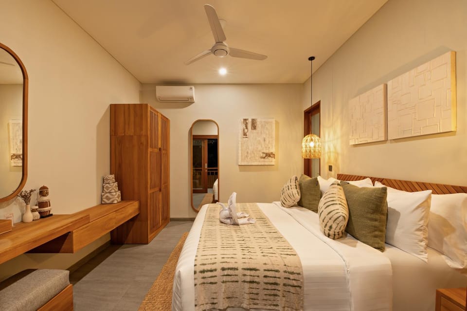 Bed, TV and multimedia, Living room, Photo of the whole room, Seating area, Bedroom, wardrobe, air conditioner