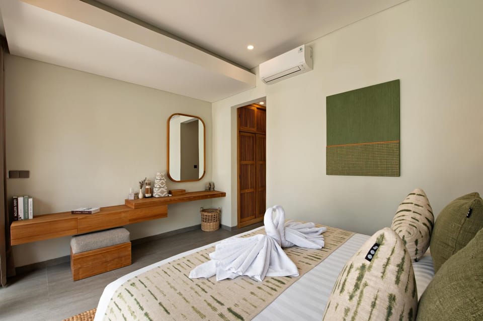 Bed, Living room, Photo of the whole room, Seating area, Bedroom, towels, air conditioner
