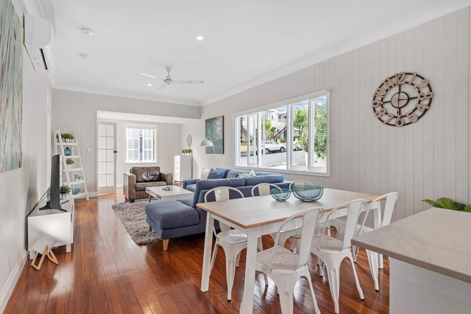 Charming Cottage Short Distance to CBD with Parking Apartment in Brisbane City