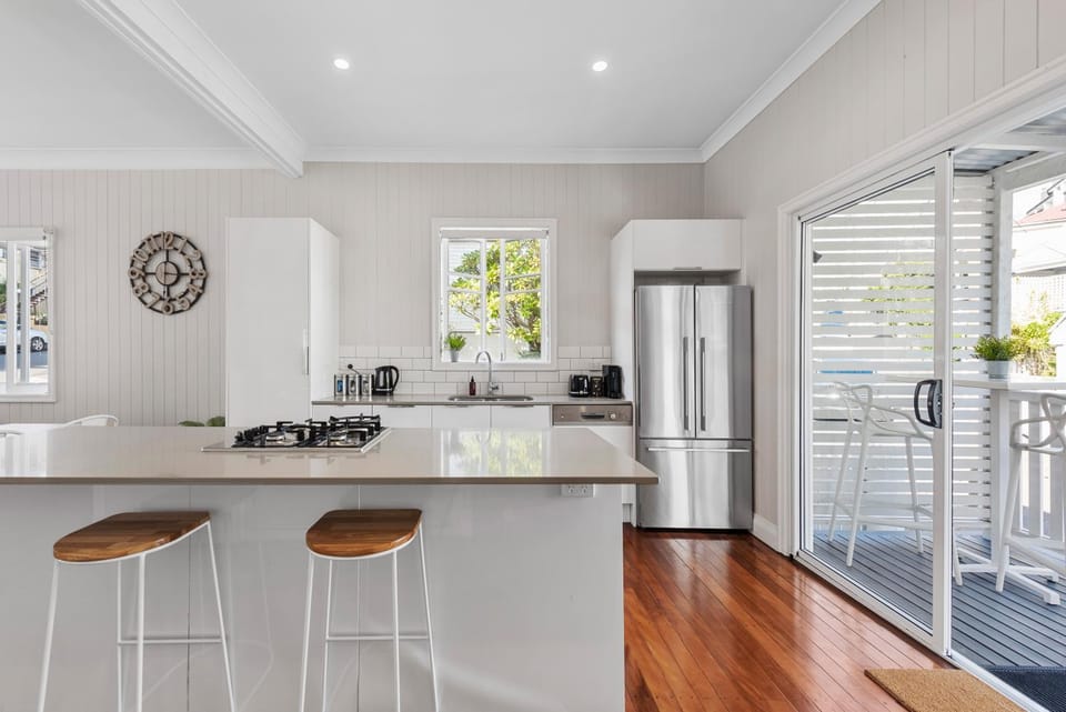 Charming Cottage Short Distance to CBD with Parking Apartment in Brisbane City
