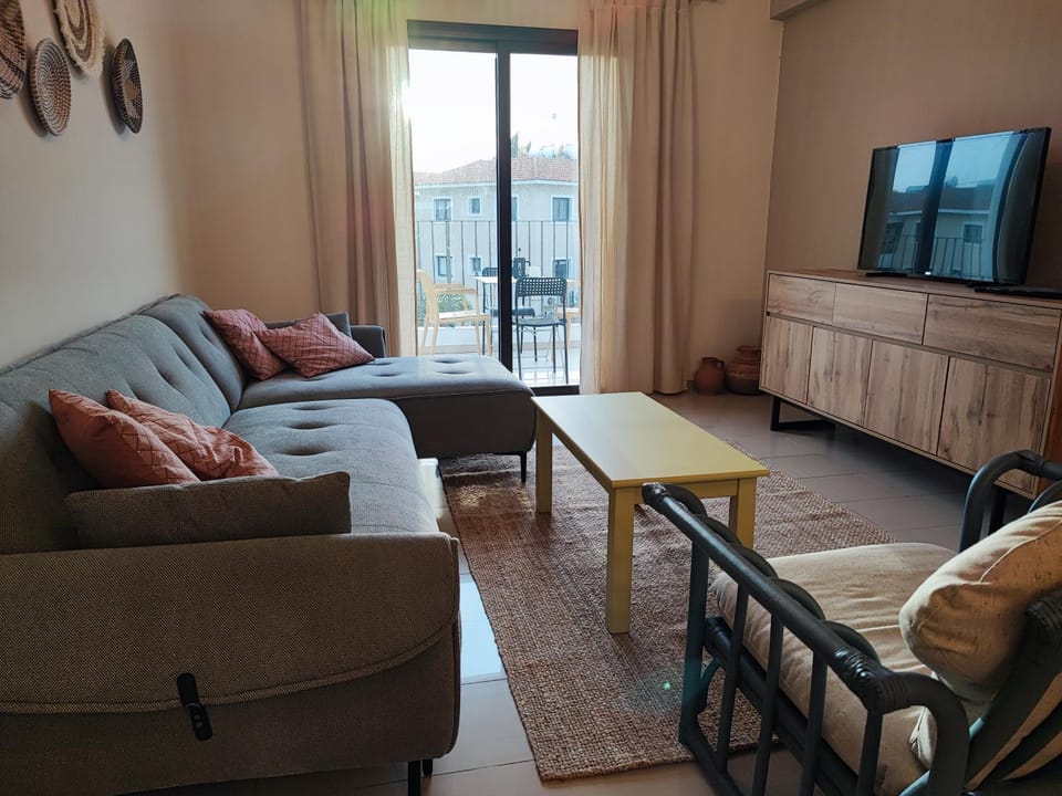TV and multimedia, Living room, Seating area, Evening entertainment