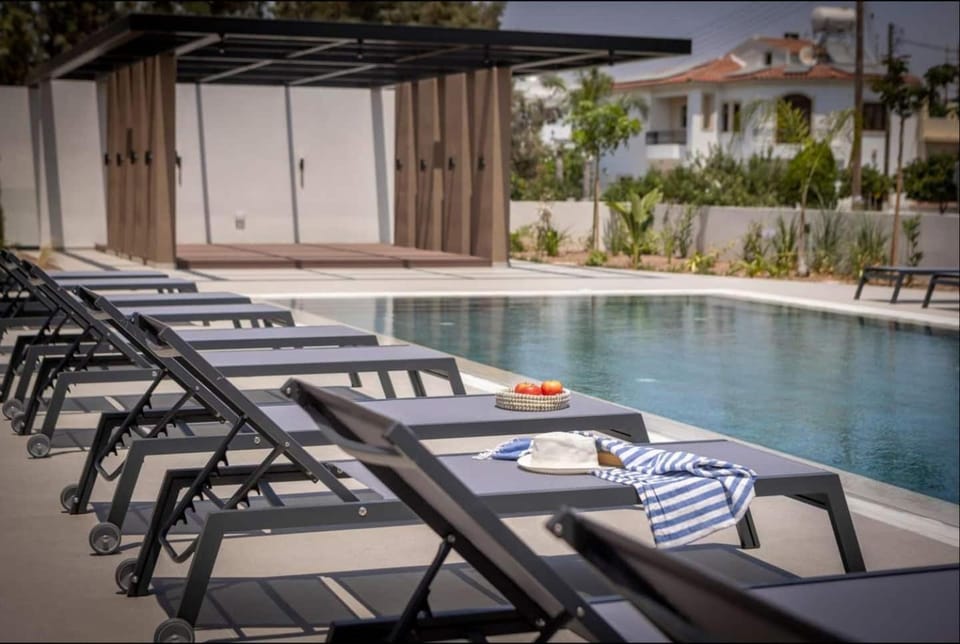 Kalamon Luxury Suite 105 w Pool & Gym Apartment in Larnaca
