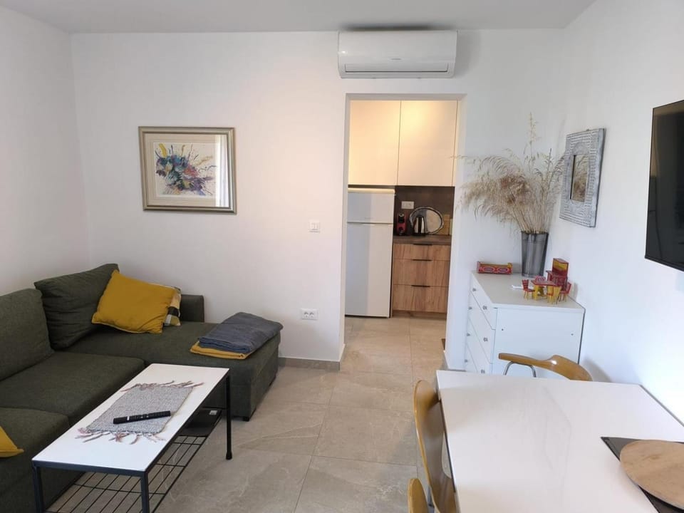 Living room, Seating area, air conditioner