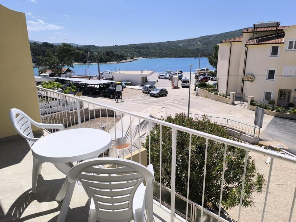 Property building, Balcony/Terrace, Seating area, Sea view