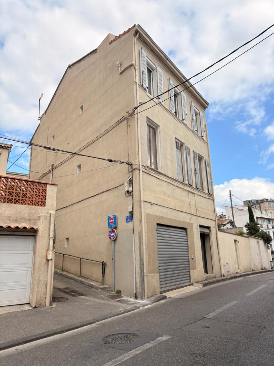 Property building, Neighbourhood