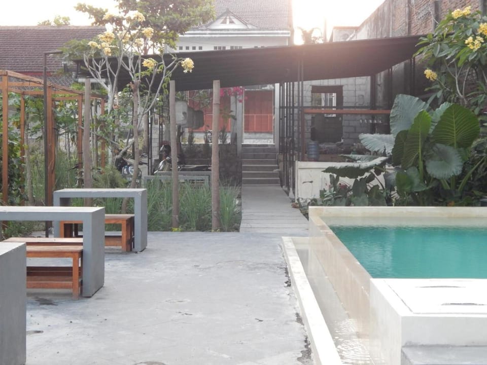 Swimming pool, Breakfast