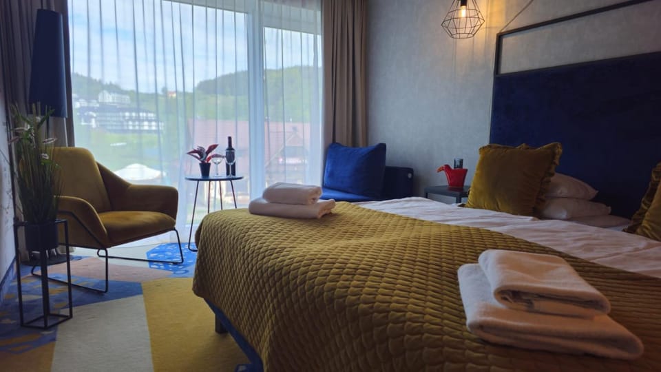 Bed, Photo of the whole room, Seating area, towels