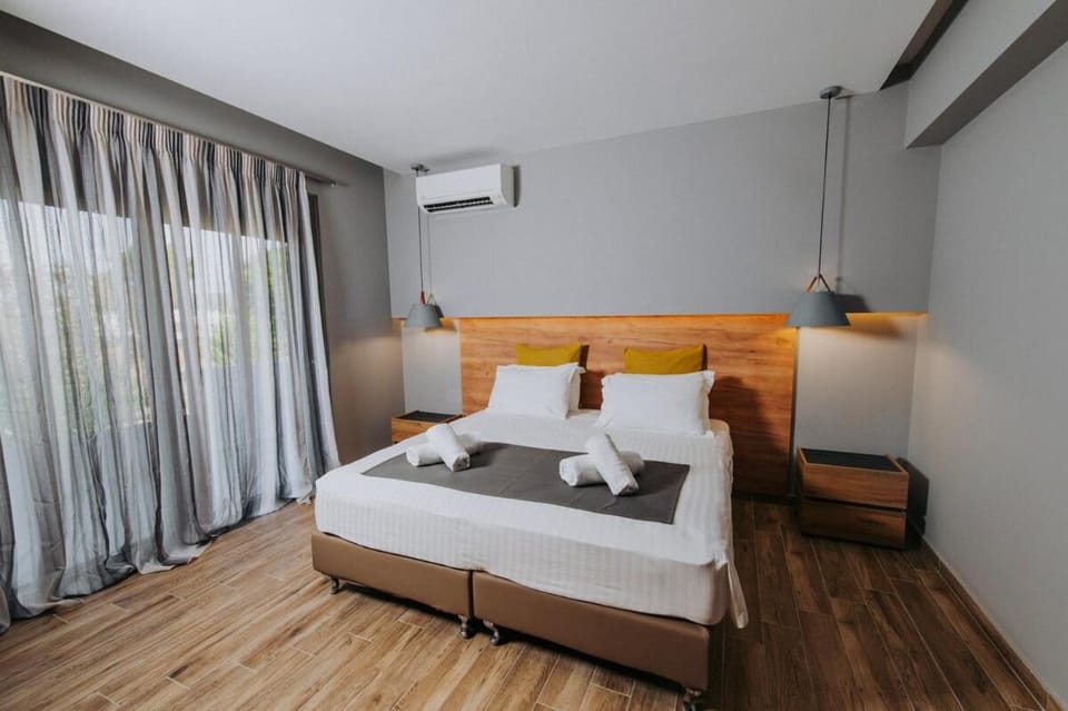 Bed, Bedroom, towels, air conditioner