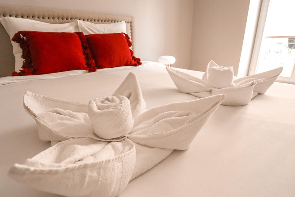 Bed, towels