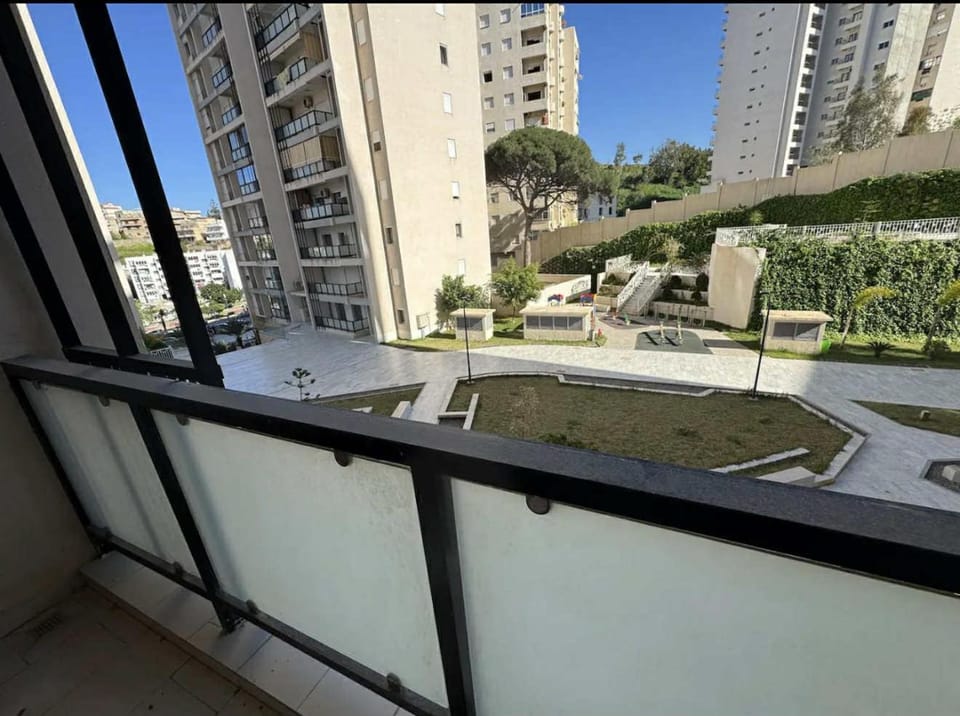 Property building, Day, Neighbourhood, Balcony/Terrace, Location