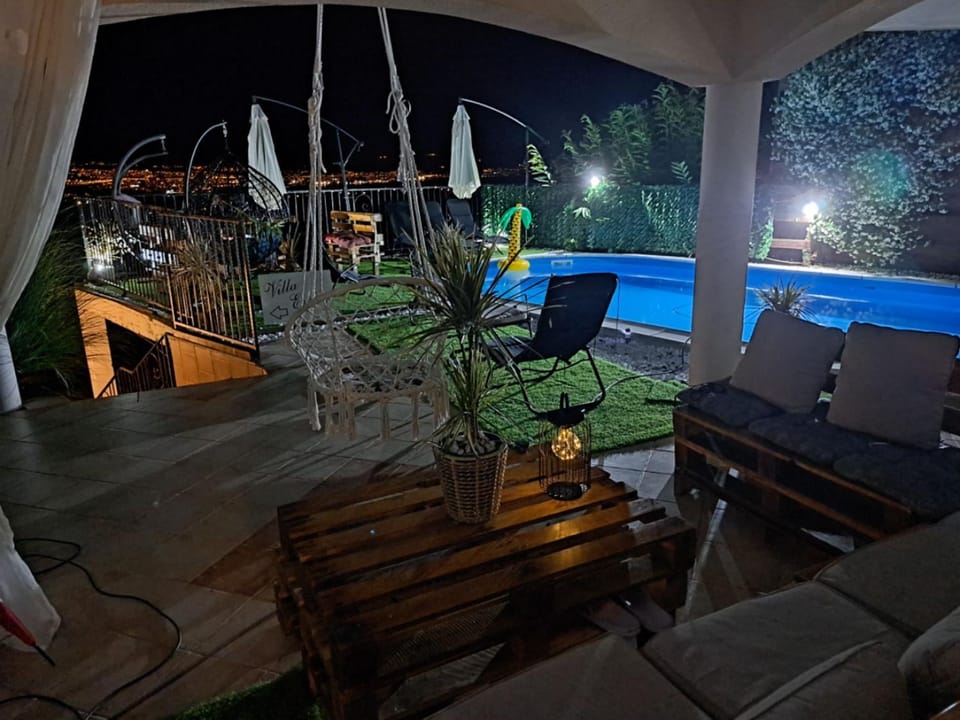 Patio, Living room