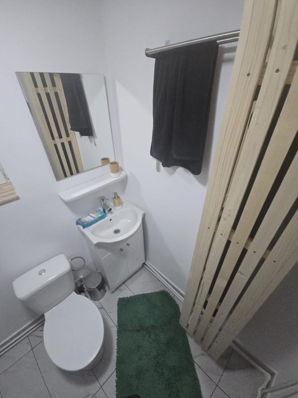 Shower, Toilet, Bathroom, towels