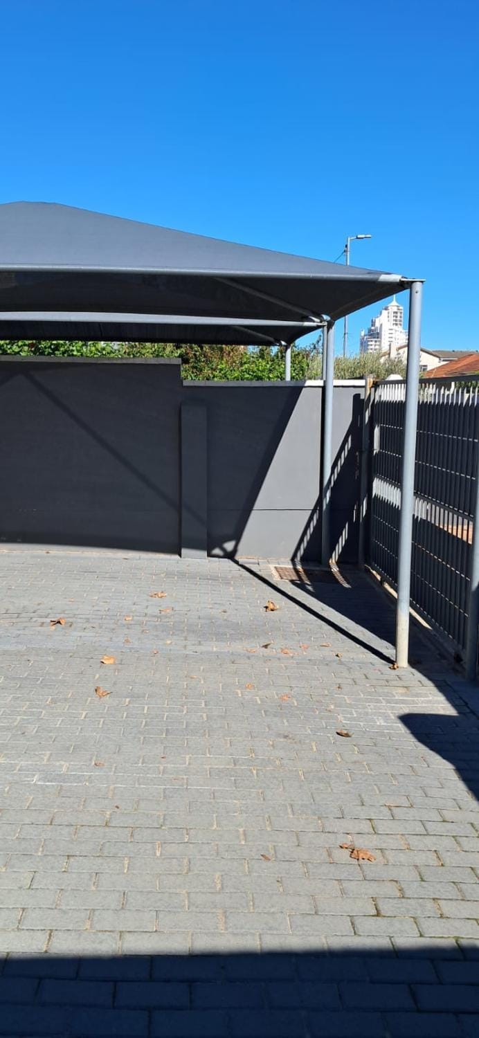 Strand Overnight - 24 Hour check-in - close to major private hospitals - sleeps 1- 4 guests - self catering - quiet neighborhood - week night low rate for single guest - weekends min 2 nights House in Cape Town