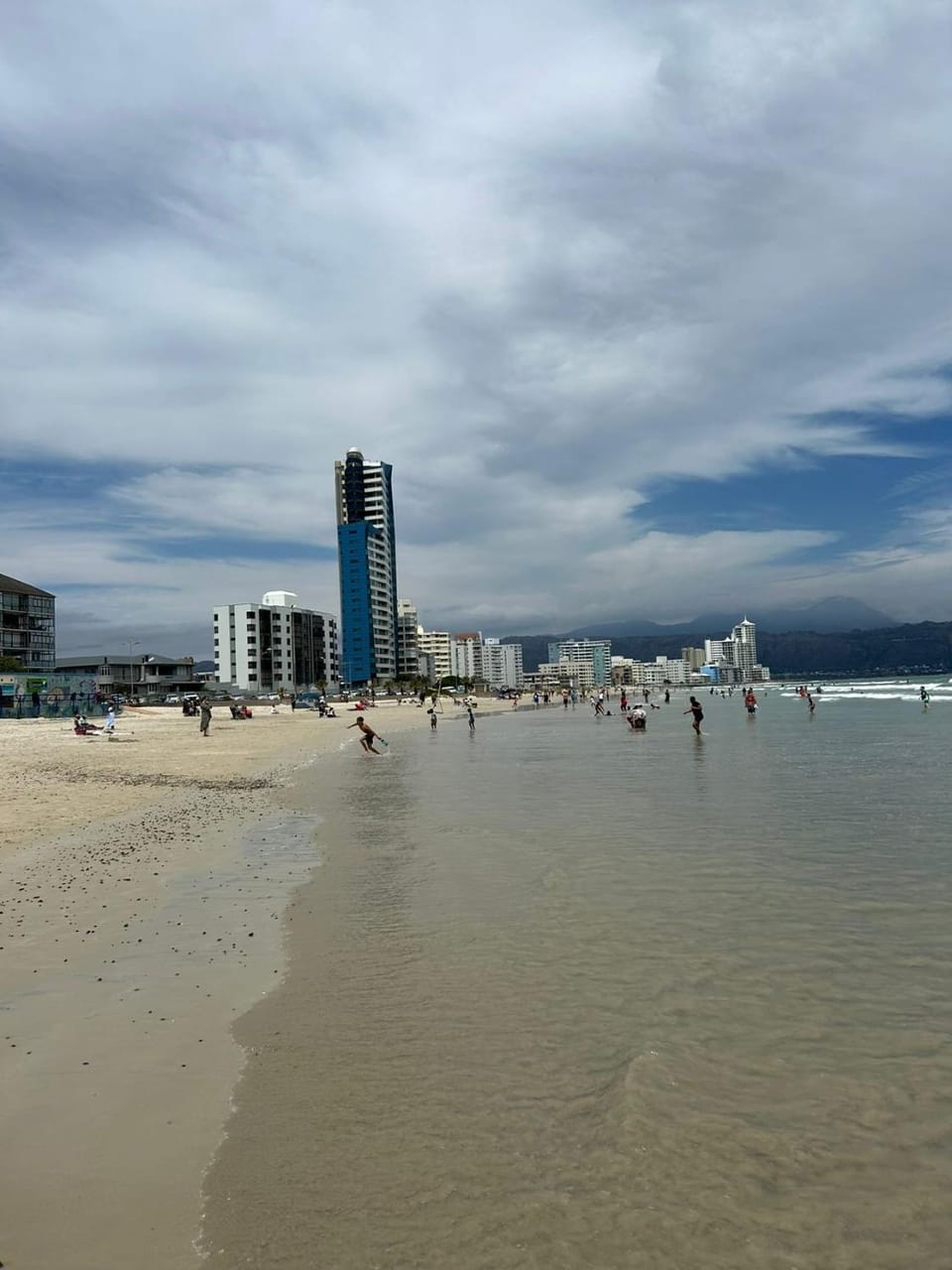 Strand Overnight - 24 Hour check-in - close to major private hospitals - sleeps 1- 4 guests - self catering - quiet neighborhood - week night low rate for single guest - weekends min 2 nights House in Cape Town