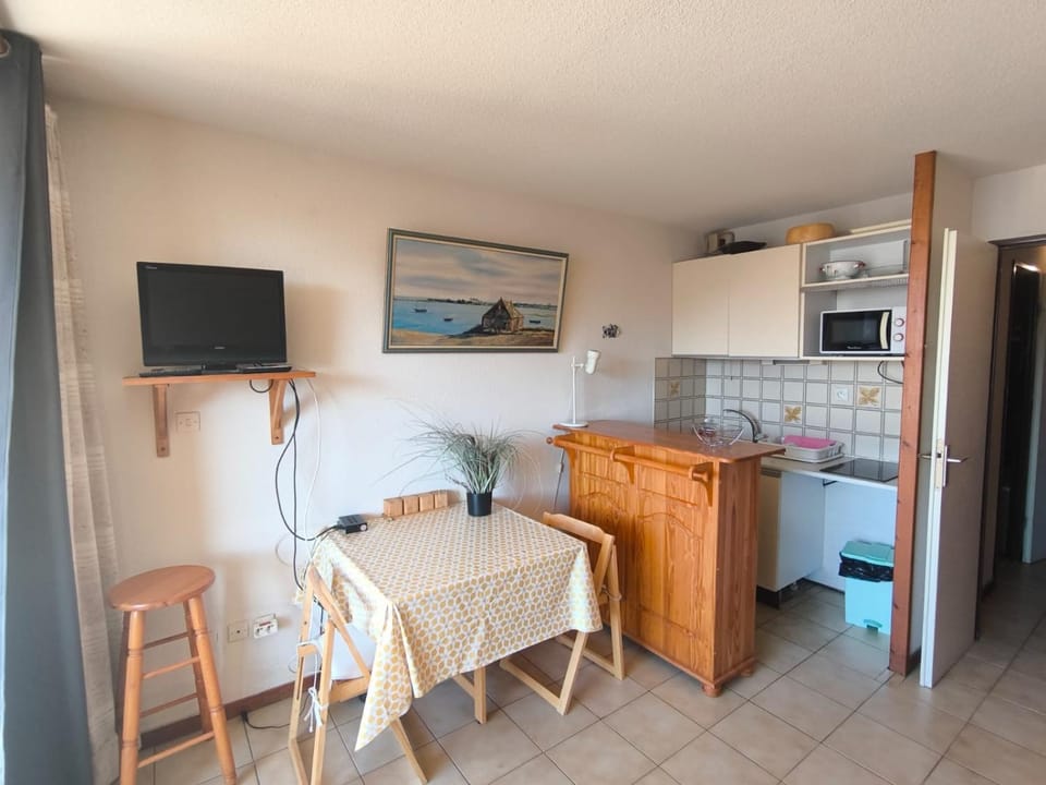 TV and multimedia, Kitchen or kitchenette, Living room, Seating area, Dining area, stove