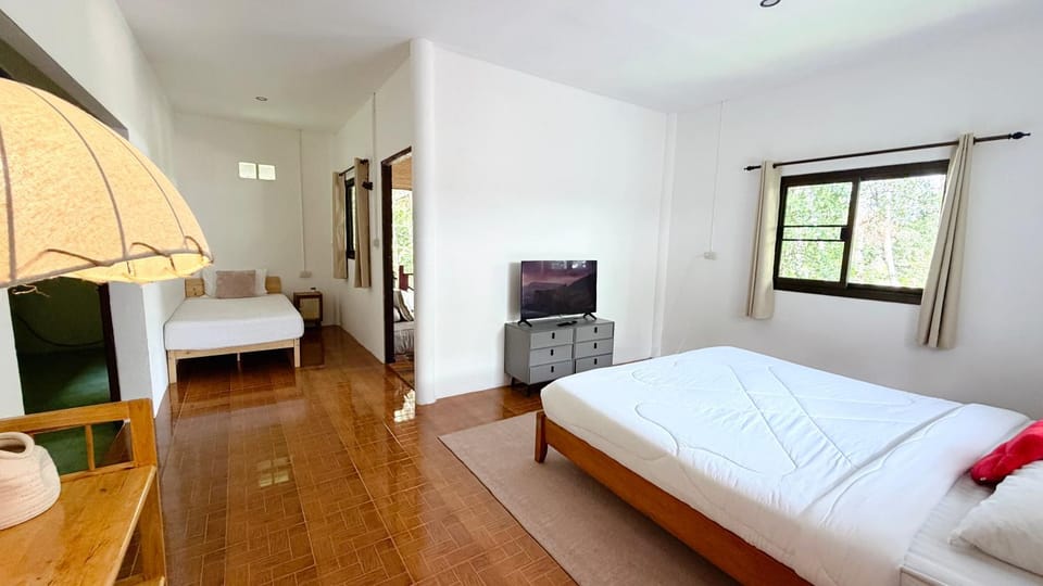 Bed, TV and multimedia, Photo of the whole room, Bedroom