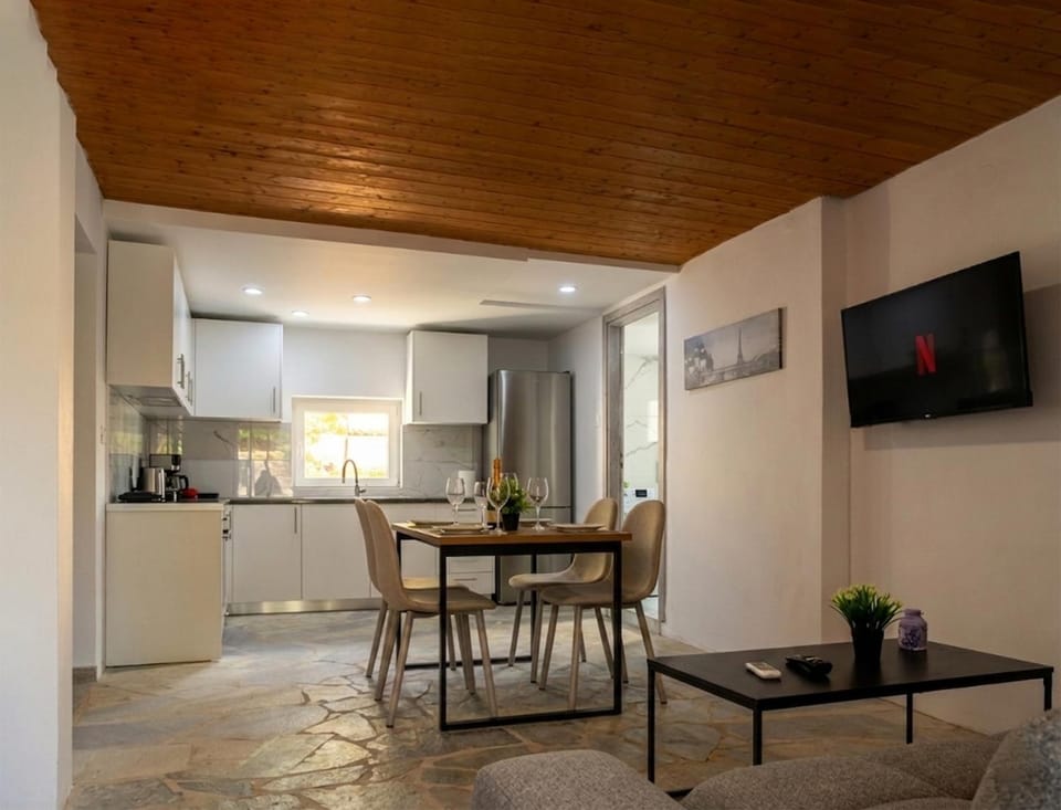 Dining area, Entertainment, kitchen