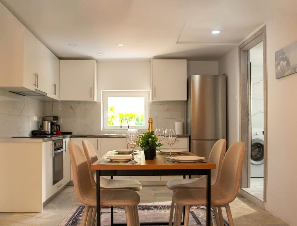 Dining area, kitchen