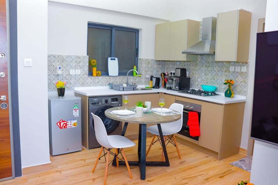 Coffee/tea facilities, Kitchen or kitchenette, Dining area