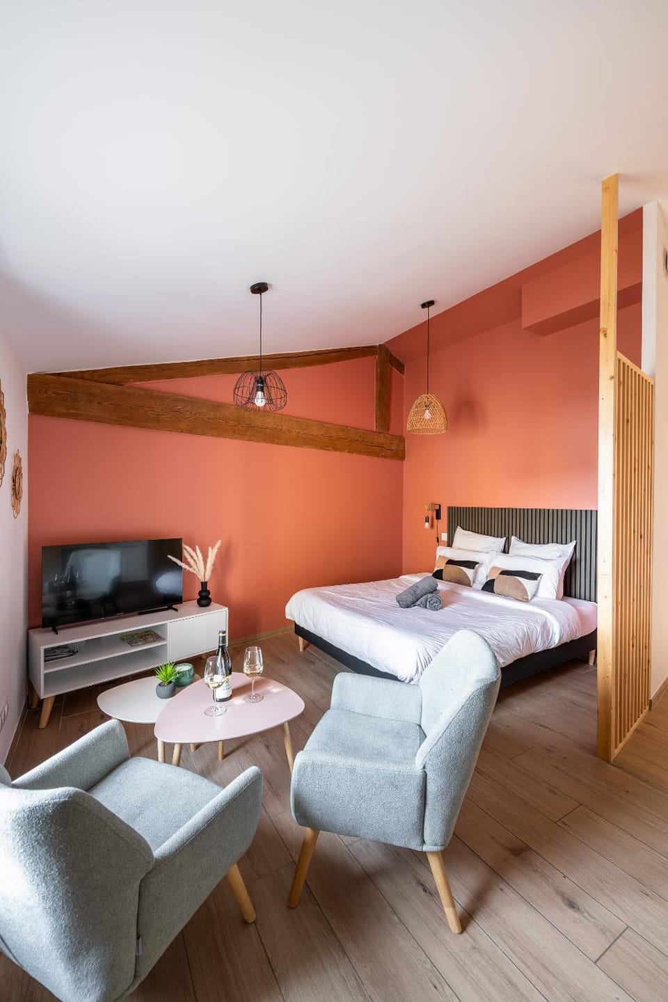 Bed, TV and multimedia, Living room, Photo of the whole room, Seating area, Bedroom
