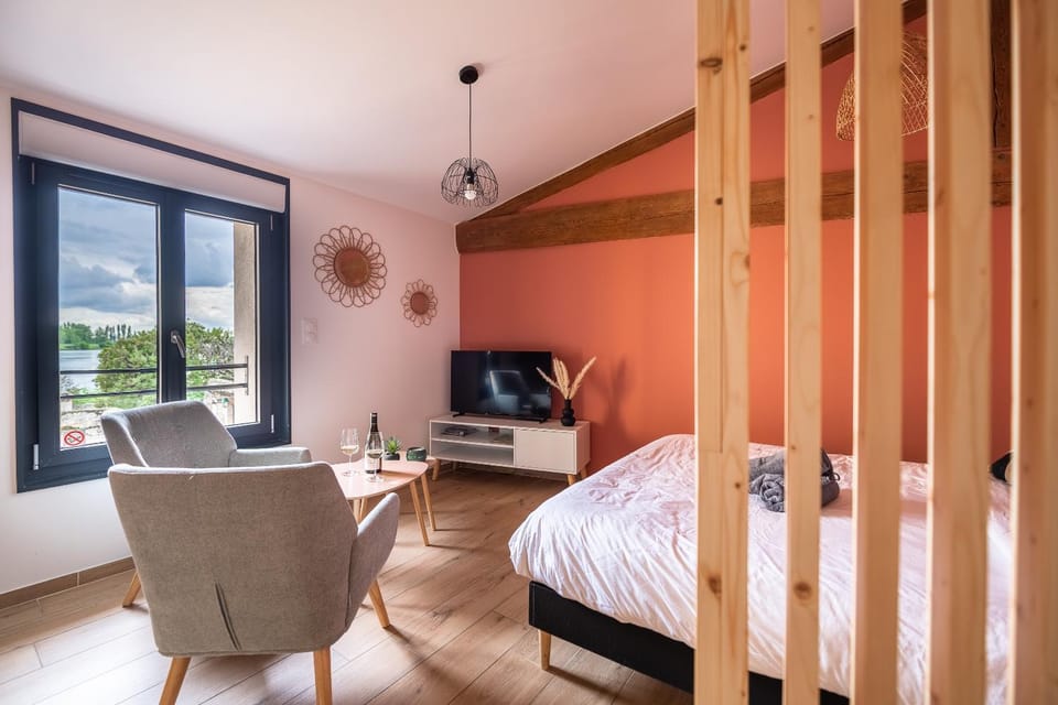 View (from property/room), Living room, Bedroom, River view