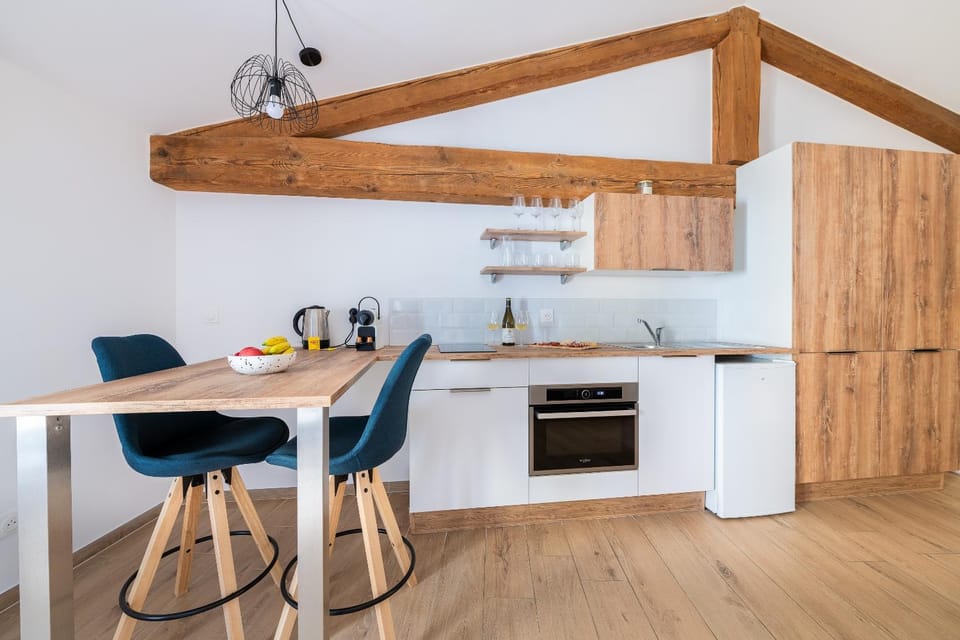 Coffee/tea facilities, oven, storage, stove, kitchen