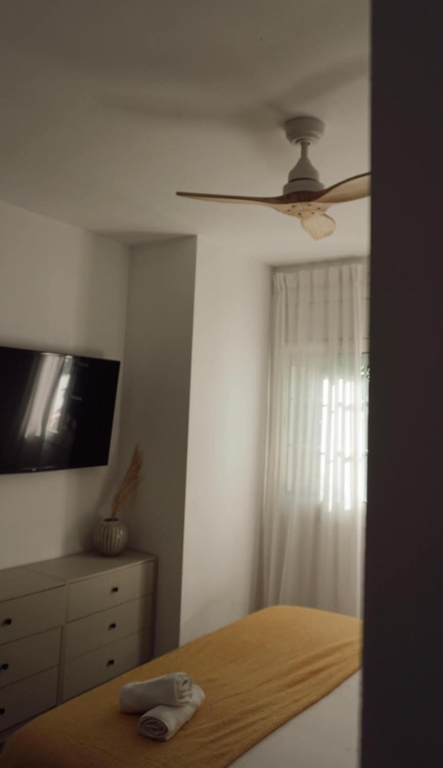 Bed, TV and multimedia, Bedroom