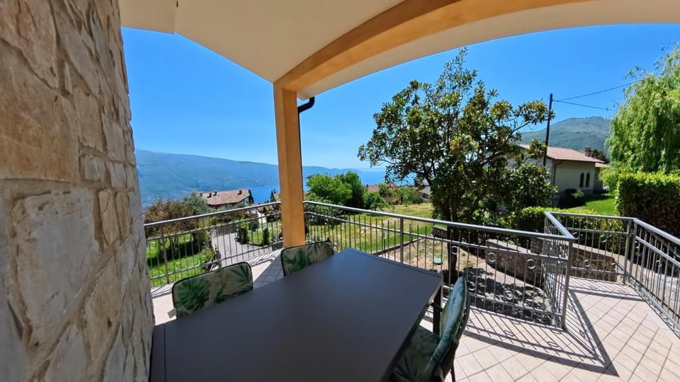 Balcony/Terrace, Dining area, Garden view, Lake view, Mountain view