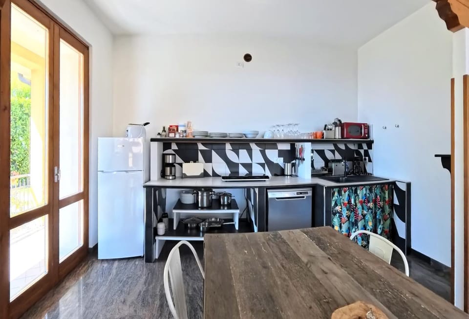 Coffee/tea facilities, Kitchen or kitchenette, dishwasher, microwave, pet friendly, pet friendly, stove, kitchen