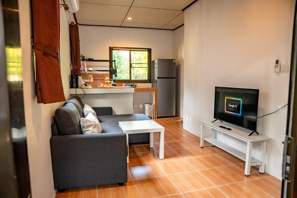 Communal lounge/ TV room, TV and multimedia, Kitchen or kitchenette, Living room, Photo of the whole room, Seating area, Dining area