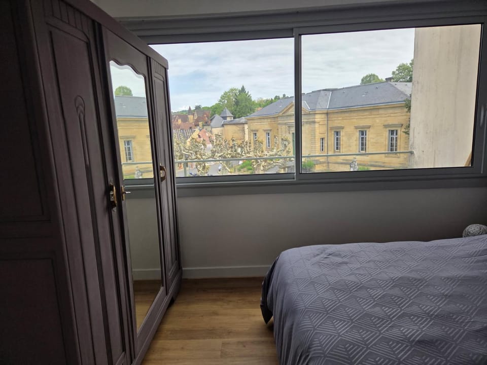 le cocon sarladais, appartement centre ville avec balcon et parking privé Apartment in Occitanie