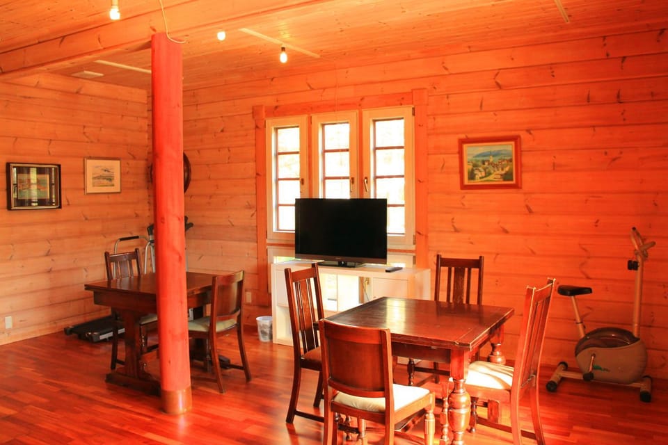 Communal lounge/ TV room, TV and multimedia, Living room, Seating area, Dining area, Evening entertainment, On site