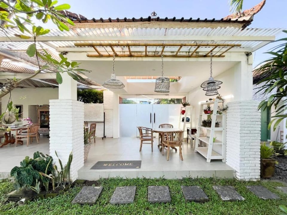 Property building, Patio, Day, Balcony/Terrace, Garden view