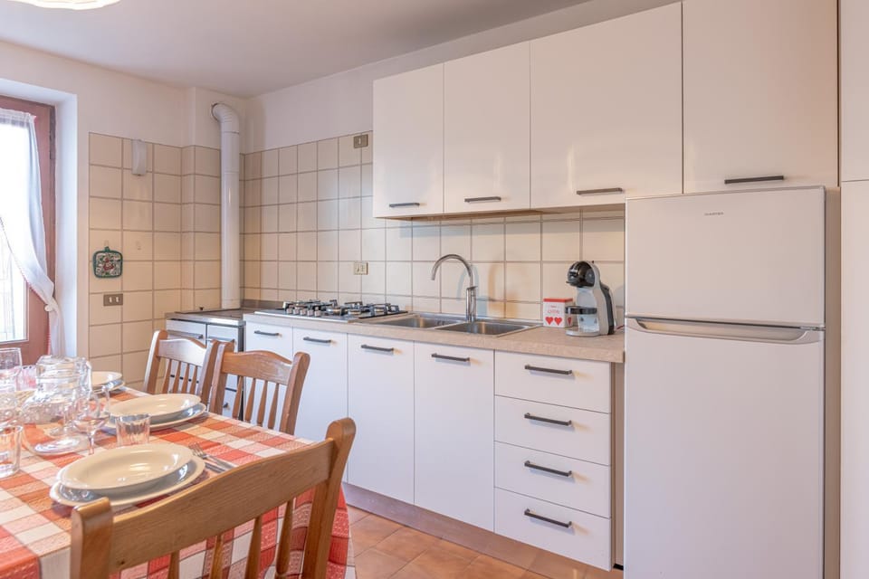 Kitchen or kitchenette, Dining area, stove