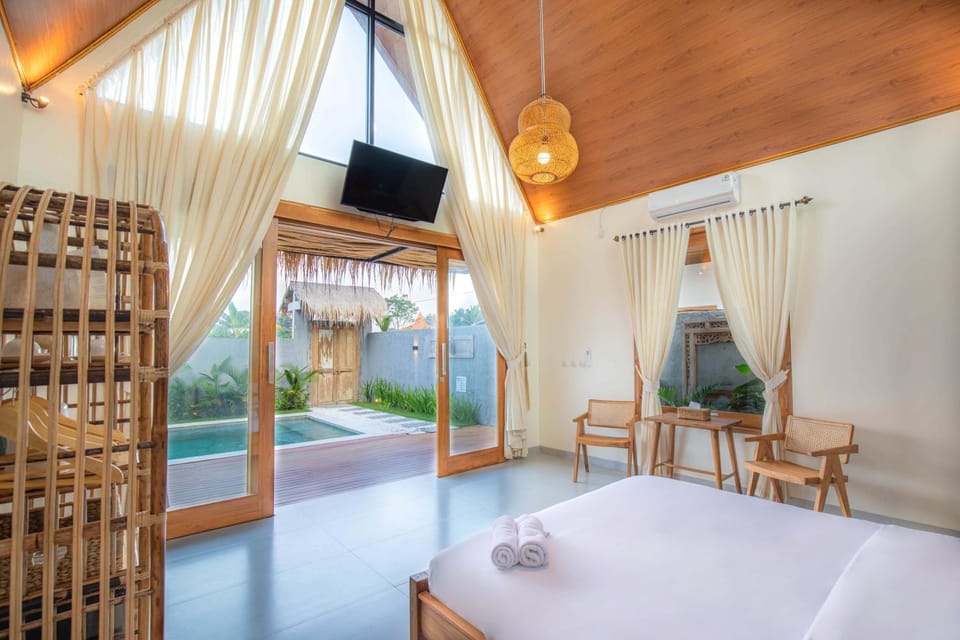 Bed, Bedroom, Swimming pool