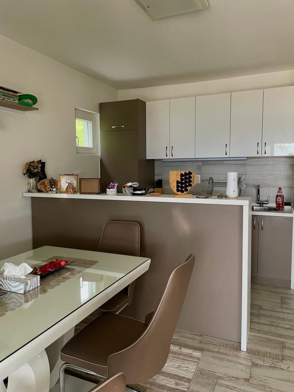 Kitchen or kitchenette, Dining area