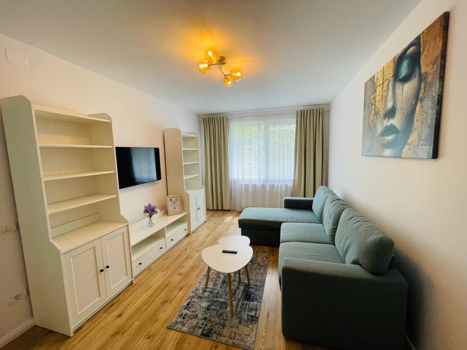 Communal lounge/ TV room, TV and multimedia, Living room, Seating area, Evening entertainment