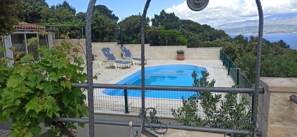 Patio, Swimming pool, sunbed