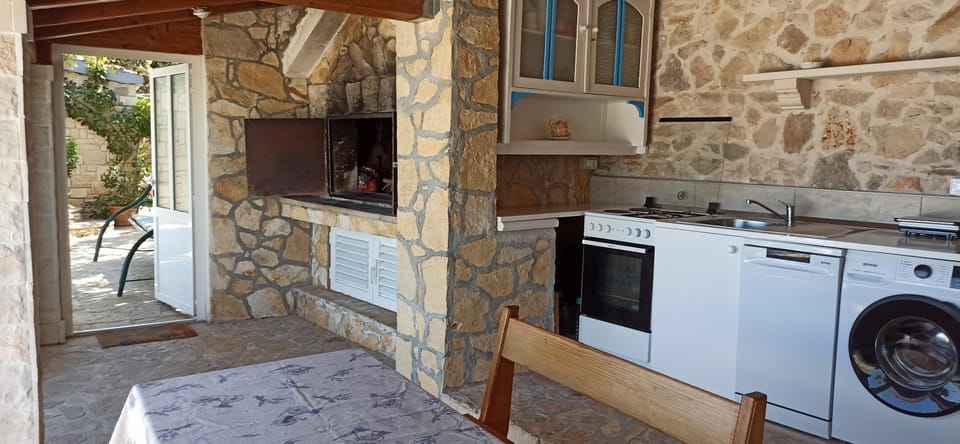 dishwasher, oven, pet friendly, stove, washing machine