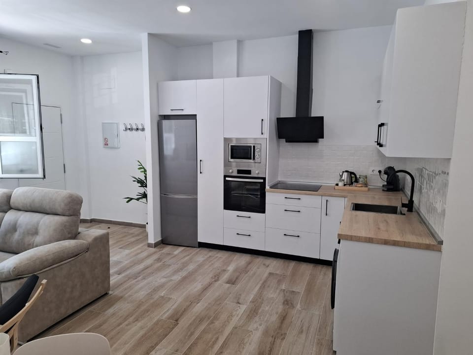 TV and multimedia, Coffee/tea facilities, Kitchen or kitchenette, Living room, Seating area, oven, stove, toaster