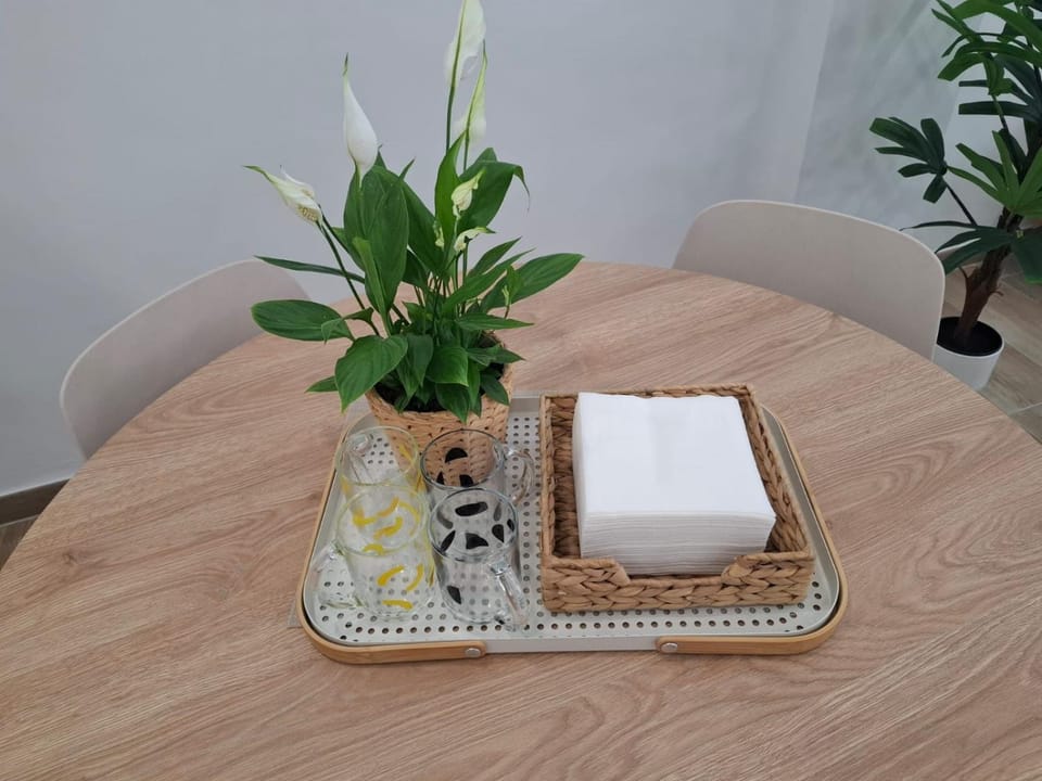 Food and drinks, Dining area, Food