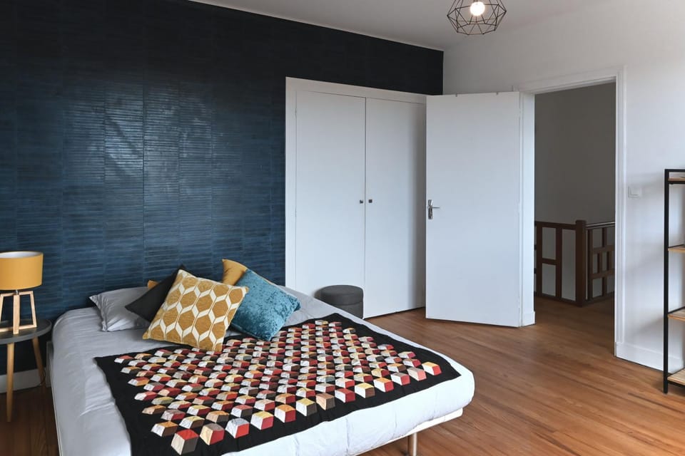 Photo of the whole room, Bedroom