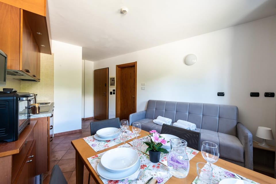 Kitchen or kitchenette, Living room, Food and drinks, Seating area, Dining area, Food, pet friendly, stove