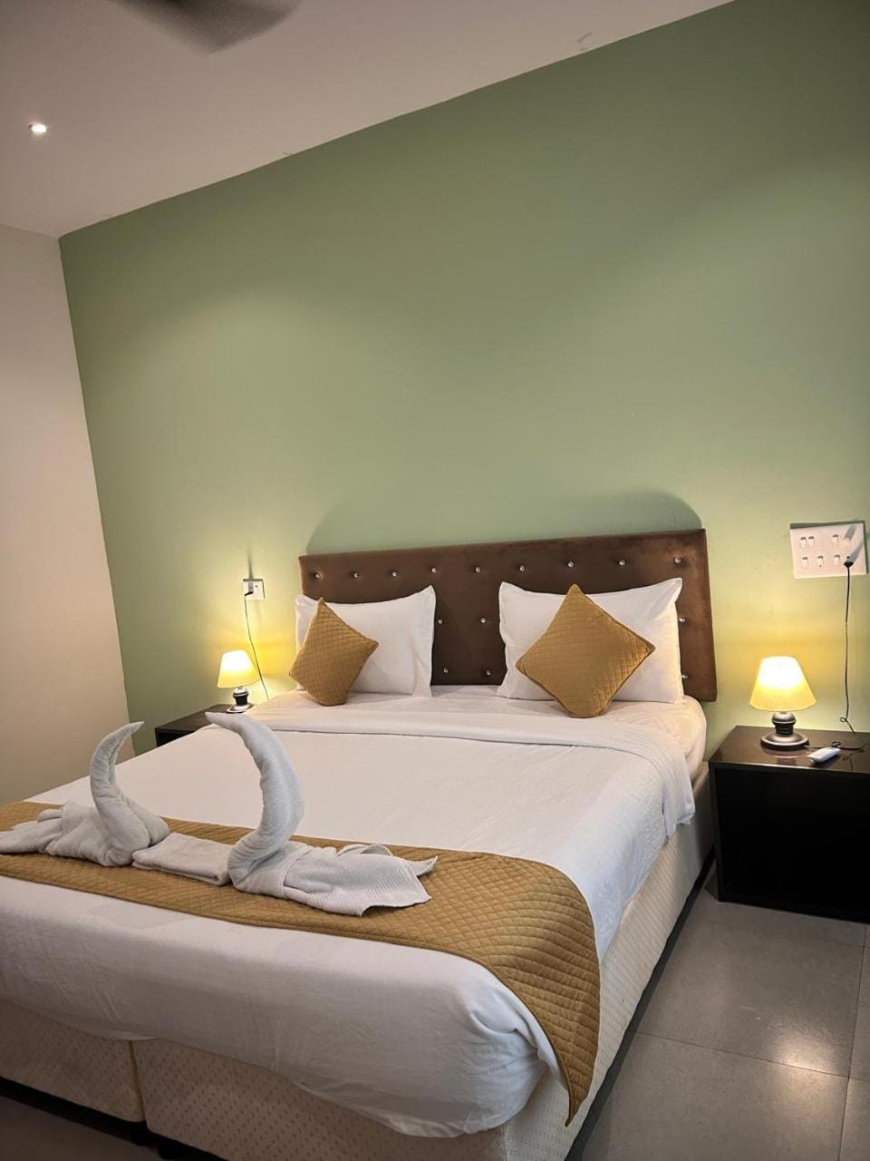 Bed, Bedroom, towels